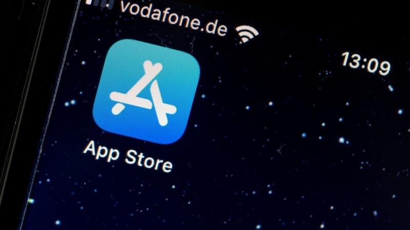 Das Logo des App Stores ist auf einem Bildschirm zu sehen.
