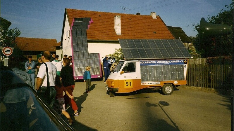 Neben dem italienischen Lastenroller mit aufgestelltem Dach das Weltrekordfahrzeug von 1992, das anschließend im Deutschen Museum ausgestellt wurde. Aufgenommen auf der Bayernsolar 1992 beim Aufenthalt in Schatzhofen.