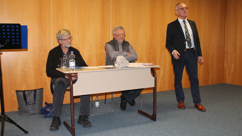 Wolfgang Hammer, Paul Wintermeier und Bürgermeister Heinrich Stenzel bei der Ausstellungseröffnung (von links).