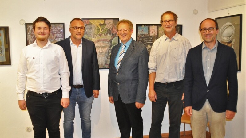 Bürgermeister Christian Mayer (Mitte) eröffnete gemeinsam mit Florian Jung (r.), Klaus Busch (2. v. r.) und Fritz Mühlbauer (l.) die Ausstellung von Peter Mühlbauer (2. v. l.).