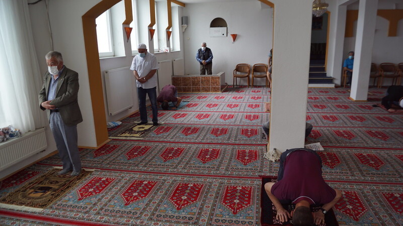 Nachdem die Corona-Bestimmungen für Religionsgemeinschaften gelockert wurden, können auch Muslime wieder zum Gebet zusammenkommen. Auflagen gibt es dennoch. Unter anderem muss jeder seinen Gebetsteppich mitbringen und Abstand halten.
