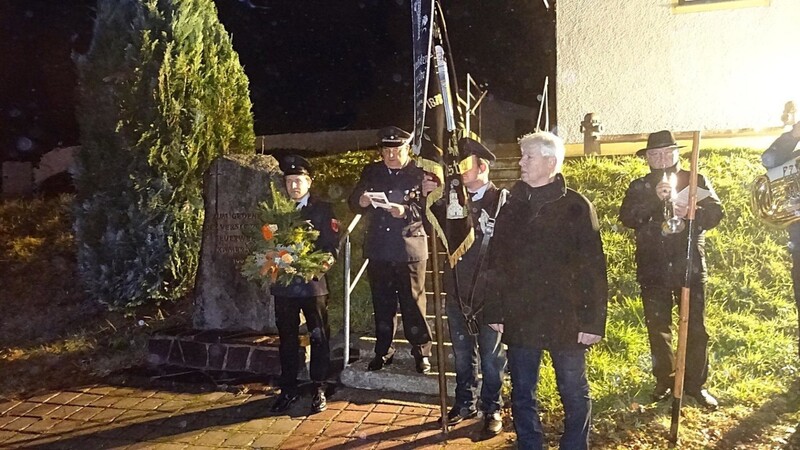 Vorsitzender Josef Brandl (2.v.l.) würdigte am Gedenkstein im Beisein von Vizebürgermeister Franz Altmann (r. vorne) und den Kameraden der FFW Rittsteig die Taten der verstorbenen Mitglieder.