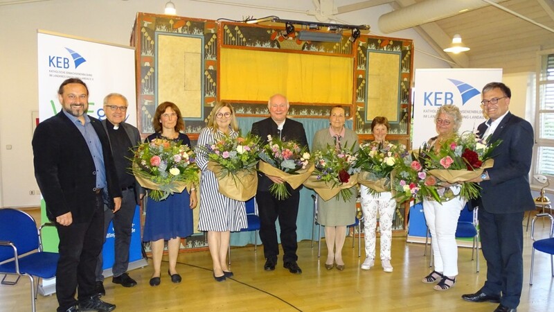 Die Teilnehmer der Podiumsdiskussion sowie die Pädagogische Leiterin von WiEge Martha Maria Lutter erhielten einen Blumenstrauß.