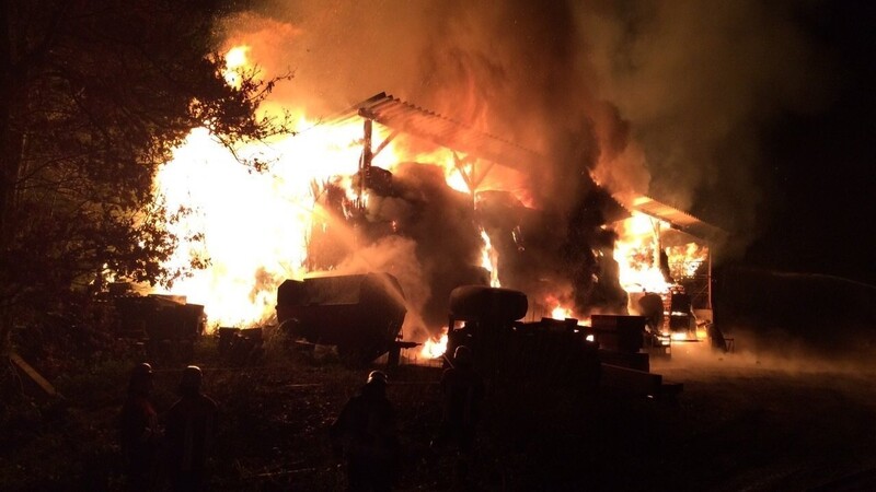 Am Montagabend ist in einer Scheune in Engkofen bei Aham ein Feuer ausgebrochen. (Foto: FD)