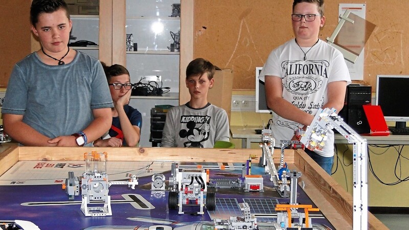 Schüler der Lego-Robotic-Gruppe zeigten den selbst programmierten Roboter.