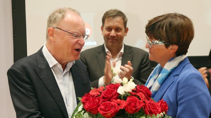 Die SPD-Vorsitzenden Saskia Esken (r.) und Lars Klingbeil (M.) gratulieren am Montag dem im Amt bestätigten niedersächsischen Ministerpräsidenten Stephan Weil.