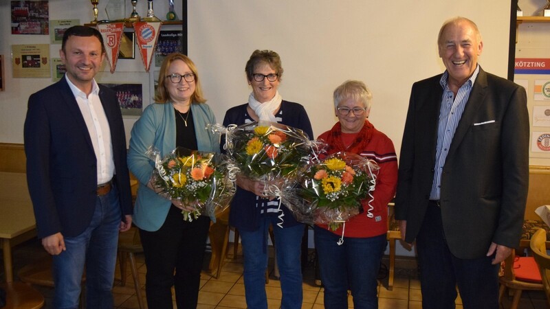 Kerstin Holzapfel wurde als neuer Vorstand Finanzen (2.v.l.) gewählt. Dank galt Margarete Bachl und Berta Hastreiter für deren Engagement um den 1. FC Bad Kötzting.
