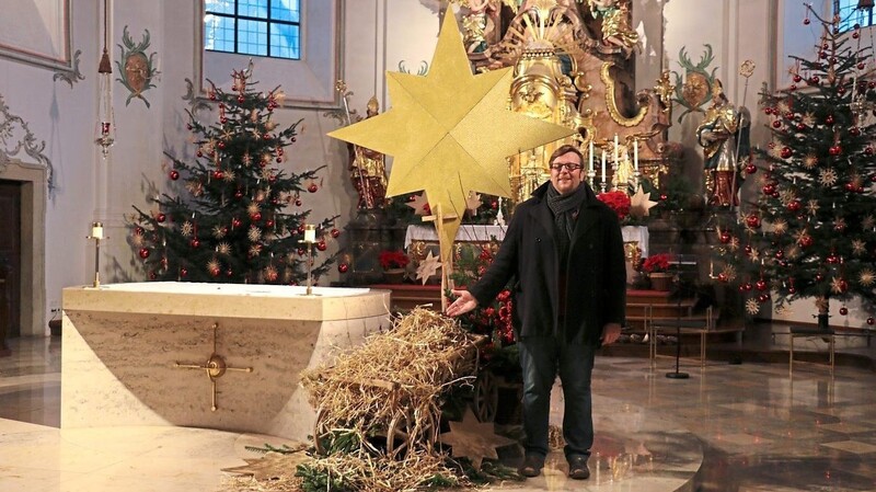 Pfarrvikar Markus Meier präsentiert seine neue Kunstinstallation, die auch an Heiligabend in den Gottesdiensten zur Sprache kommt.