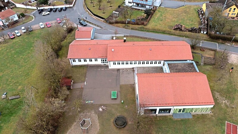 Die Sandsbacher Grundschule (im Vordergrund) soll eine Photovoltaikanlage erhalten.