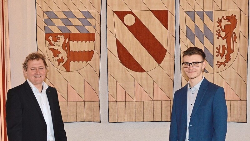 Bürgermeister Josef Beham mit dem neuen Bauamtsleiter Andreas Braunstein (rechts) im Sitzungssaal.