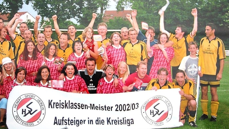 Großer Jubel herrschte beim größten Erfolg in der Vereinsgeschichte des HSV: In der Saison 2002/03 schafften die Fußballer zum ersten und bisher einzigen Mal den Aufstieg in die Kreisliga. Die Mannschaft konnte die Klasse zwei Jahre halten.
