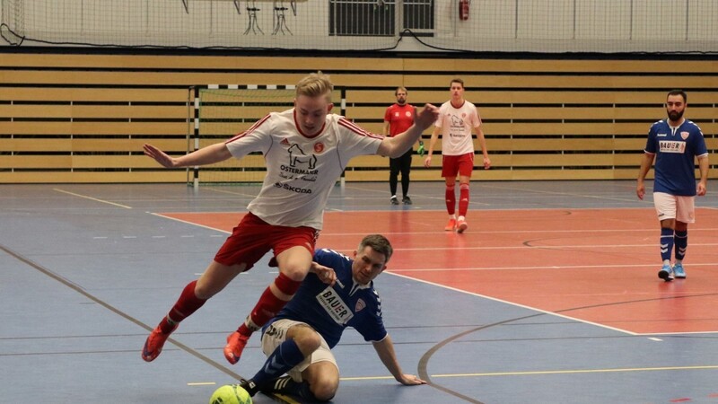 Im Spiel um Platz drei stoppte der TSV Buchbach II mit Manuel Neubauer den TSV Haarbach mit Marcel Endler.