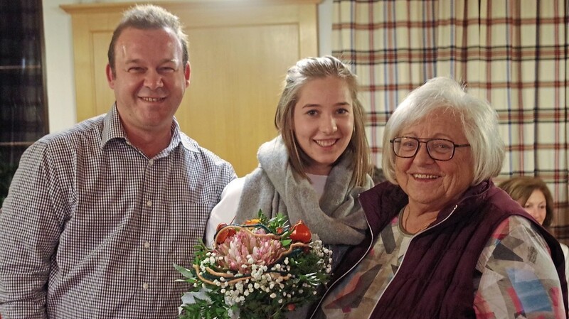 Festleiter Martin Gritschmeier mit der Festbraut Lena Fuchs und deren Großmutter Renate Fuchs, die beim 125-jährigen Vereinsjubiläum des TSV Festmutter war.