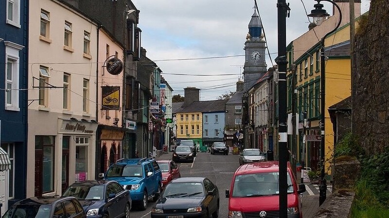 Eine Straße im irischen Tuam. Bürger dürfen im Moment nur unter bestimmten Voraussetzungen das Haus verlassen zum Beispiel für den Weg zur Arbeit.