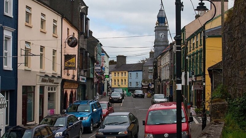 Eine Straße im irischen Tuam. Bürger dürfen im Moment nur unter bestimmten Voraussetzungen das Haus verlassen zum Beispiel für den Weg zur Arbeit.