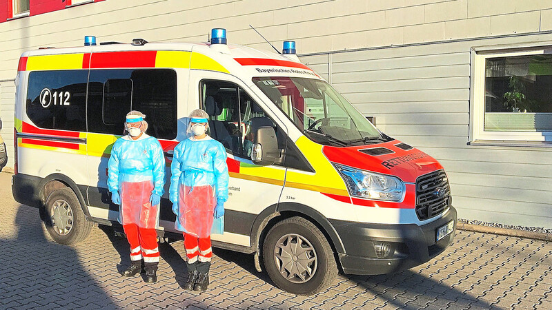 So sieht die Corona-Schutzkleidung der BRK-Rettungssanitäter aus. Hier zwei Sanitäterinnen der Rettungswache Mainburg.