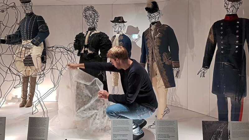 Museumsmitarbeiter Maximilian Brückner enthüllt das Trauerkleid Kaiserin Elisabeths von Österreich.