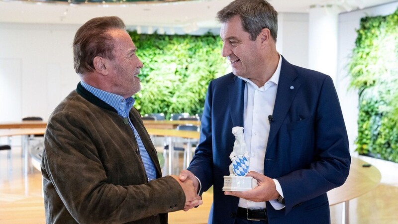 Markus Söder (r, CSU) verleiht Arnold Schwarzenegger den blauen Panther (Bayerischer Filmpreis).