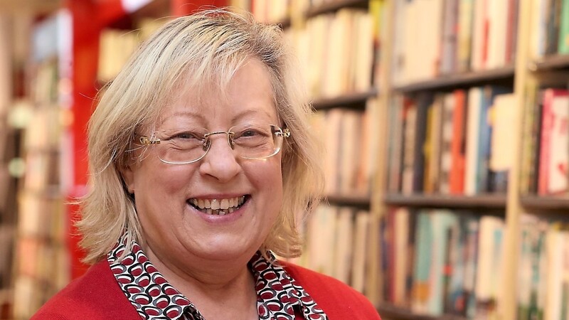 Franziska Schäfer in der Buchhandlung, die sie fast 20 Jahre lang geleitet hat. In ihrem Ruhestand will sie Französisch lernen - und weiterhin lesen, aber nicht mehr drei Bücher in der Woche.