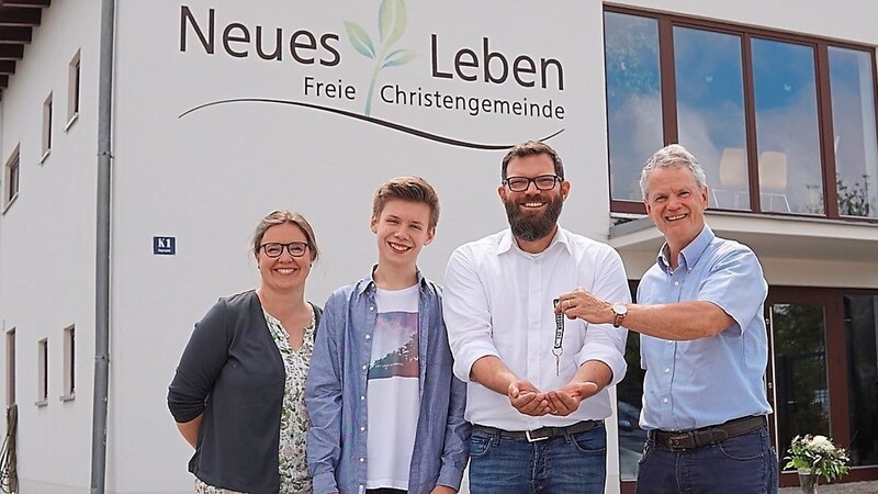 Schlüsselübergabe (v. r.): Pastor Steven Dunn mit dem neuen zweiten Pastor Benjamin Hinze sowie dessen Sohn Simon und Ulrike Hinze.