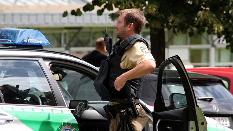 Polizeieinsatz am Montag an der Universität Regensburg. Zunächst wurde ein drohender Amoklauf eines Mannes befürchtet, der sich in dem Gebäude aufhielt.
