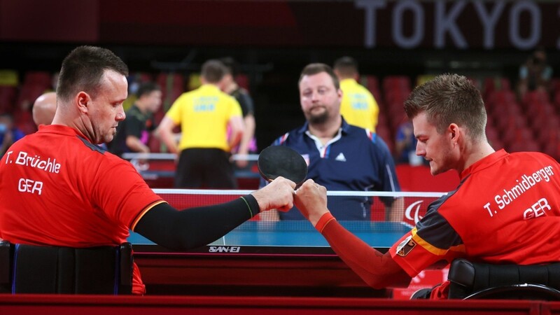 Der Viechtacher Thomas Schmidberger (r.) und Thomas Brüchle (l.) holen Silber im Tischtennis-Teamwettbewerb bei den Paralympics in Tokio.