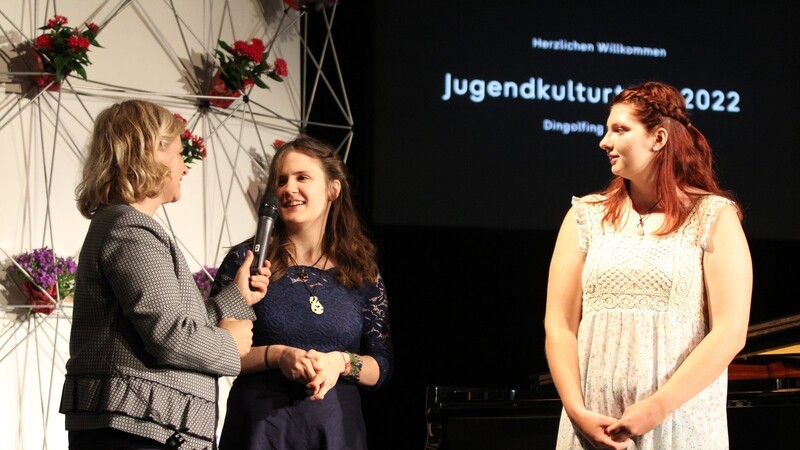 Amanda Bach und Ronja Häusler (von rechts) stellen Bilder aus.