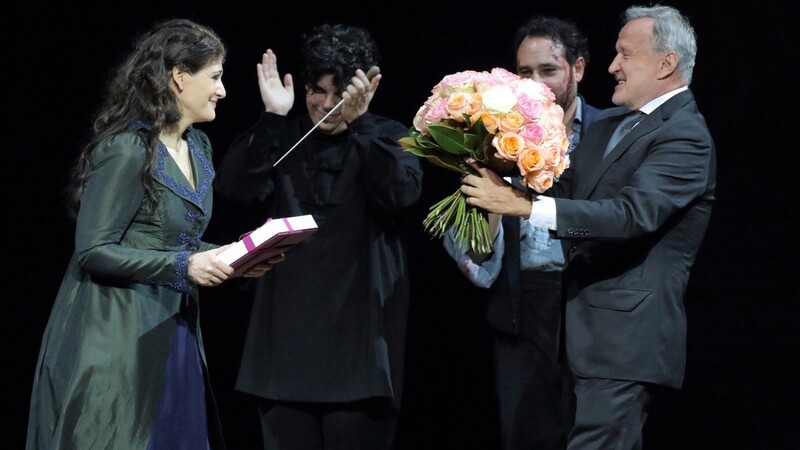 Nikolaus Bachler gratuliert Anja Harteros zur Meistersinger-Medaille. Im Hintergrund der Dirigent Andrea Battistoni und Stefano La Colla (Cavaradossi).