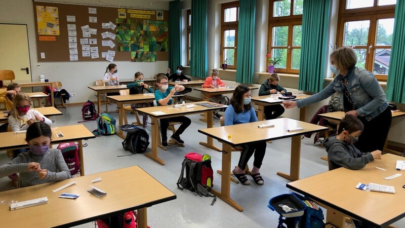 Schulleiterin Katrin Hartl zeigt den Kindern der 3. Klasse, wie das Testset funktioniert.