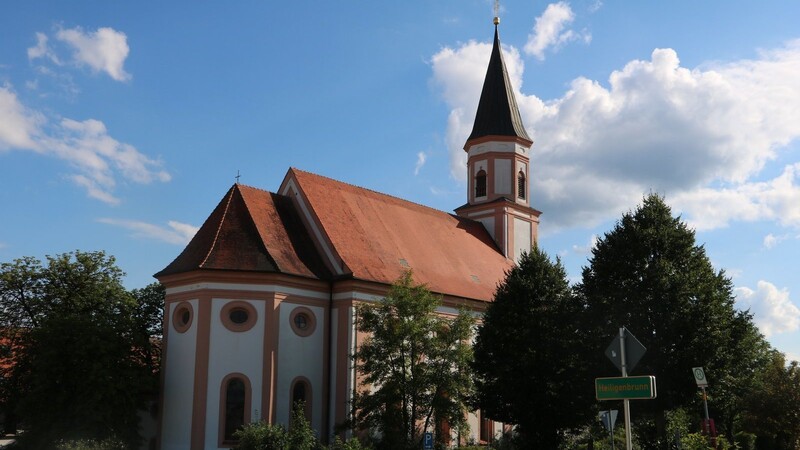 Die Kirche "Mariä Heimsuchung" ist innen mit Votivtafeln geschmückt.