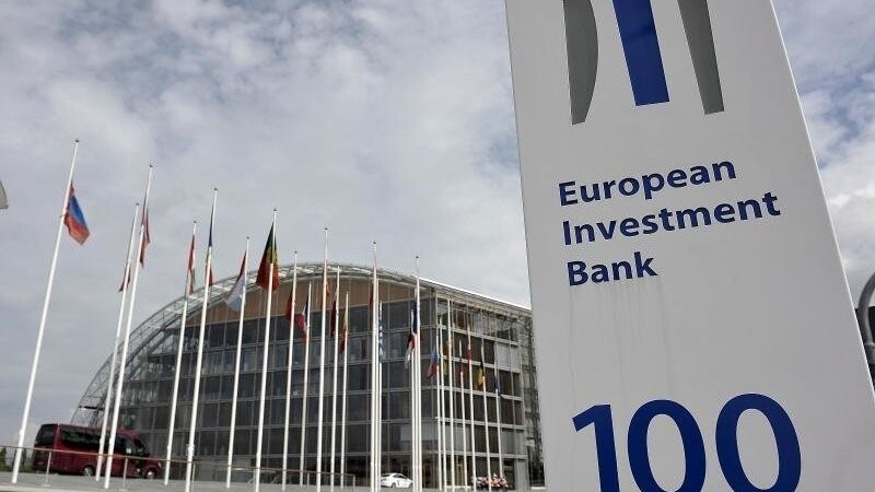 Ein Hinweisschild steht vor der European Investment Bank (Europäische Investitionsbank EIB).