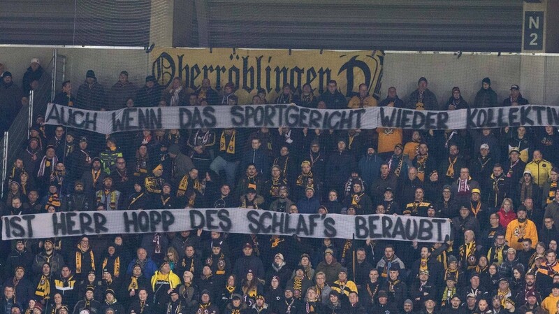 Dresdner Fans hielten bei der Auswärtspartie beim SSV Jahn Regensburg ein dreizeiliges Spruchband gegen Dietmar Hopp und den DFB hoch.