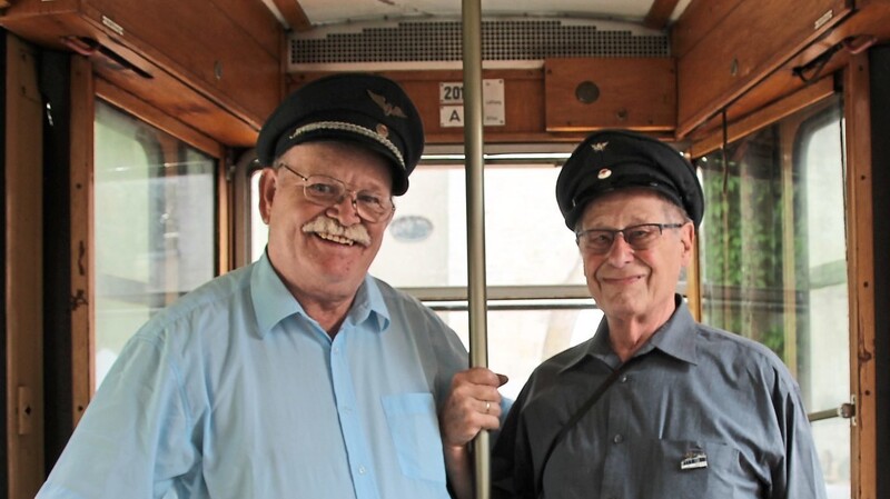 Günther Schieferl und Harry Glaeser sind früher als Schaffner und Straßenbahnlenker in der historischen Straßenbahn gefahren.