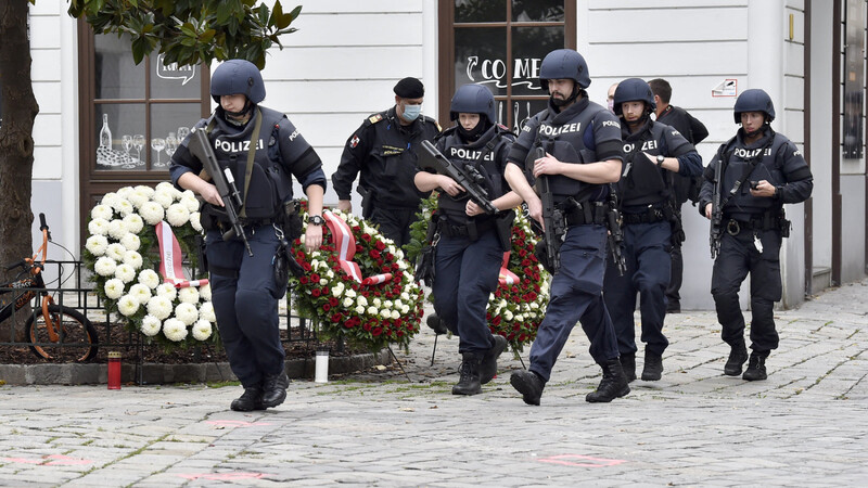 Schwer bewaffnete Polizisten sichern nach dem Terroranschlag den Tatort ab. Hochrangige Regierungsmitglieder haben am Tatort Kränze niedergelegt und der Opfer gedacht.