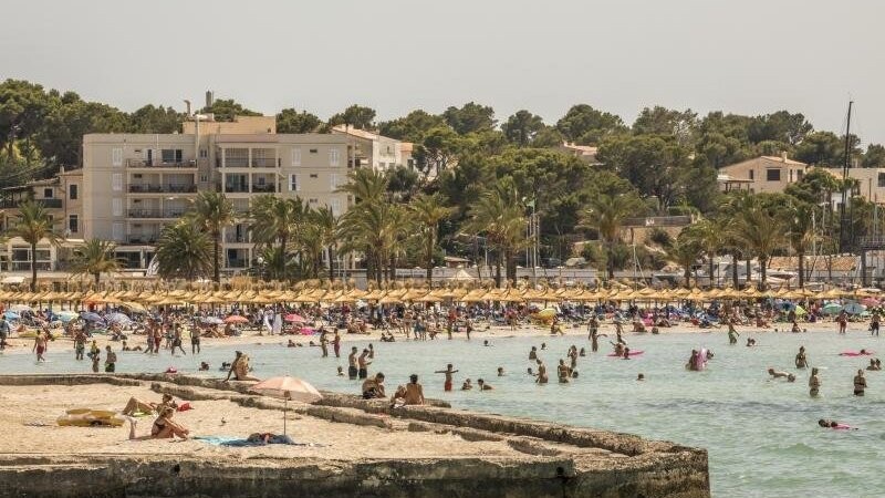 Badegäste am Strand von S'Arenal. Seit Ende Juni sind die Corona-Zahlen praktisch überall in Spanien rapide in die Höhe geschossen. Auf Mallorca lag die Sieben-Tage-Inzidenz zuletzt bei 365.