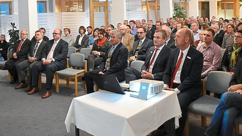 Sparkassen-Regionaldirektor Hermann Mayr begrüßte die Vertreter von knapp 140 Institutionen, an die Spenden überreicht wurden.