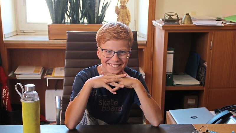 Im Bürgermeisterzimmer nahm der zwölfjährige Maximilian auf dem Chefsessel Platz.