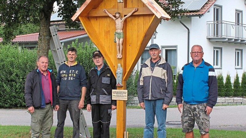 Bäcker Otto Valtl errichtete das Kreuz zur Erinnerung und Mahnung. Die KSK nahm sich der Restaurierung des Kunstwerks an.