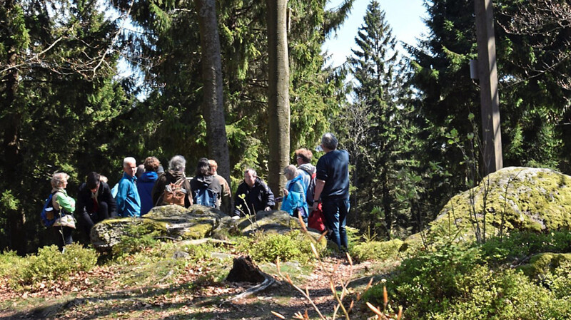 Der Predigtstuhl, auf dem auf diesem Archivbild eine Gruppe Teilnehmer steht, gehört zum "Wilden Waldgebirge".