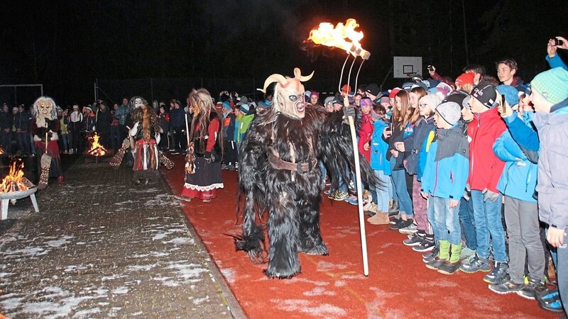 Rauhnachthexen und Engelshütter Teufel waren ein Highlight der Eröffnungszeremonie des Landesfinales im Langlauf.