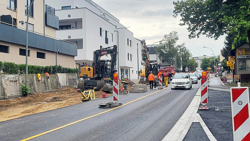 Aktuell wird beim Kupfereck-Umbau in der Neuen Bergstraße gebaut: Dort steht nur eine Fahrspur für beide Richtungen zur Verfügung. Das Staatliche Bauamt appelliert, den Knotenpunkt - sofern möglich - zu umfahren.