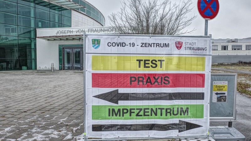 Das Schild an der Fraunhoferhalle weist den Weg zum Test- und zum Impfzentrum.