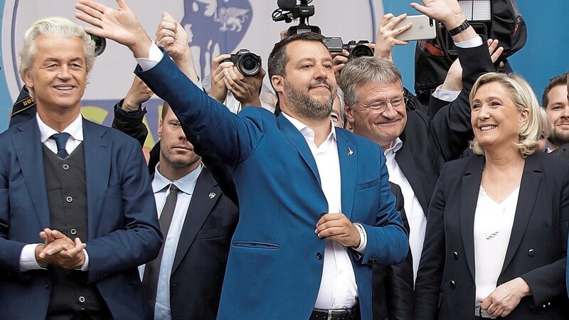 Nicht immer einig: Die Rechtspopulisten Geert Wilders (l.), Matteo Salvini (M.) und Marine Le Pen (r.) lassen sich bei einer Kundgebung europäischer nationalistischer und rechter Parteien in Mailand 2019 feiern.