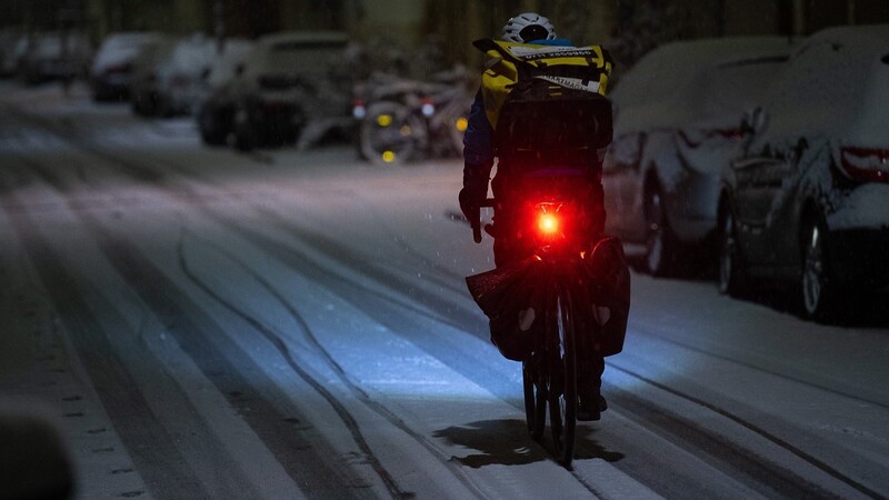 Radfahrer, die nachts ohne Licht unterwegs sind, gefährden in erster Linie sich selbst. Deshalb appellieren Verkehrsexperten an alle Radler, die Beleuchtung an ihren Rädern auf Vordermann zu bringen.