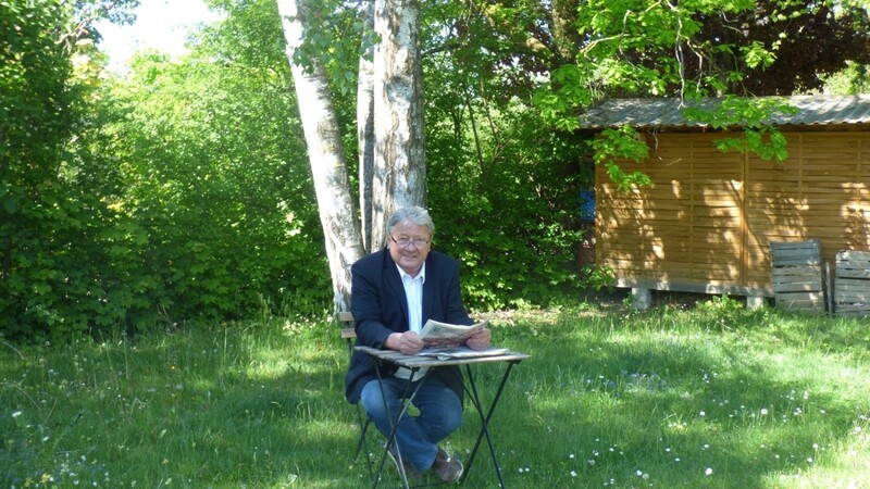Bella Vita in Goben: Franz Bubenhofer genießt das Zeitungslesen im eigenen Garten.