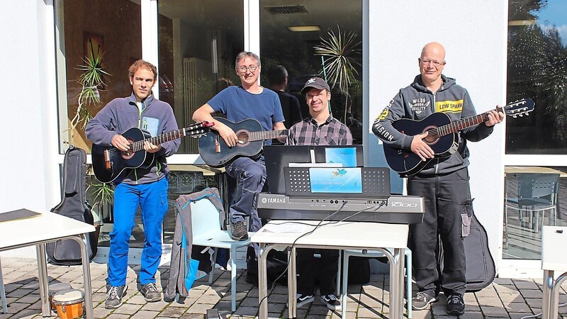 Drei Gitarren, Bongos, ein Keyboard und kräftige Stimmen - das sind De Voglwuidn mit den Bandmitgliedern Lukas Burian (v.li.), Christian Triffo, Kevin Rainer und Anton Altmann.