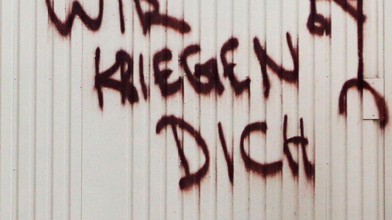 Unbekannte Täter haben am 19.10.2015 in Leipzig auf einem Baucontainer den Schriftzug "Wir kriegen dich" gesprüht. Die Täter bleiben meist anonym, ihre Angriffe sind hasserfüllt und offen rassistisch. Auch in Sachsen werden Kommunalpolitiker oder Behördenmitarbeiter zur Zielscheibe.