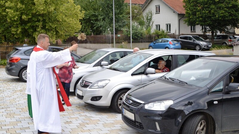Pfarrer Höllmüller segnete nach dem Gottesdienst in Oberaichbach die Fahrzeuge