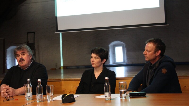 Hans Haslsteiner (v.l.) Yvonne und Michael Schrattenthaler beim Vortrag im Viechtacher Pfarrsaal.