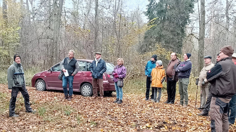 Im "Thiergarten" fand eine naturschutzfachliche Informationsveranstaltung zum Thema Totholz statt.